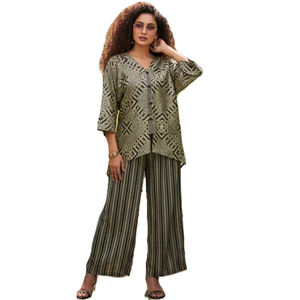 Ensemble coordonné élégant à imprimé floral pour femmes, kurta ethnique contemporain à coupe asymétrique, pantalon assorti, écharpe, tenue de soirée, polyester, séchage rapide - Product Image 1