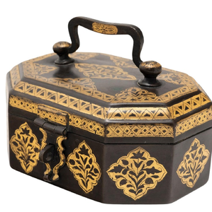 Caja Paan Daan tallada a mano de latón de alta calidad con mango de bloqueo, uso de vajilla Pandan india, precio al por mayor en India - Product Image 3