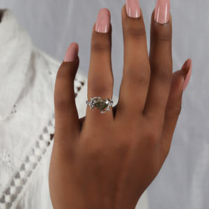 Anillo de Boda Chapado en Oro Blanco Sólido de 18KT, Piedra Lateral de Diamante Cultivado en Laboratorio, Diseño Personalizado, Estilo de Moda, IGI - Product Image 2