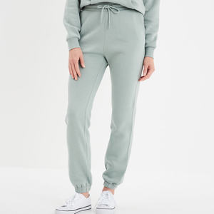 Pantalon de jogging en polaire minimaliste d'hiver, coupe droite, écologique, respirant, avec un léger effillement de la cheville pour un mouvement fluide - Product Image 2