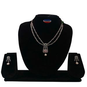 Ensemble de collier et de boucles d'oreilles en diamants artificiels magnifiquement conçu idéal pour les tenues traditionnelles de mariée et les occasions de fête - Product Image 3