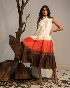 Colorido, suave y elegante Vestido corto de rayón Tie Dye para mujer Trabajo de cuello de diseñador con manga corta Vestido de verano y playa - Product Image 1