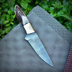 Couteau de chasse à dépecer en acier Damas fait main, manche en bois et bois de cerf, crochet à entrailles, avec étui en cuir - Product Image 3