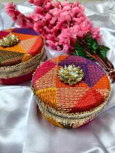 Caja Redonda Bordada Phulkari para Dulces, Caja Decorativa de Acero para Dulces, Regalos de Inauguración de Casa, Recuerdos de Boda, Regalos de Haldi Mehndi - Product Image 4