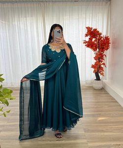 Robe en georgette élégante et simple avec broderie élégante et Dupatta pour Eid et Festive Wear kurta - Product Image 3