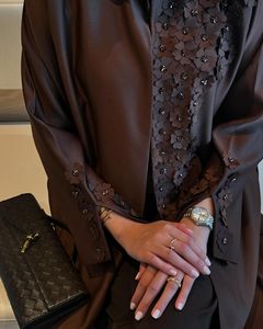 ชุดอาบายะผ้าไหมคริสตัลหรูหรา งานปักระดับพรีเมียม สำหรับผู้ใหญ่ ดีไซน์ทันสมัย เรียบร้อย หรูหรา ทำมือ สำหรับชาวมุสลิม ผ้าไม่ยับ - Product Image 4