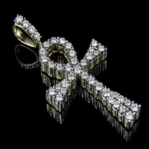 Colgante de Cruz religiosa en plata de ley S925 con diamante de moissanita de corte brillante redondo para unisex - Product Image 1