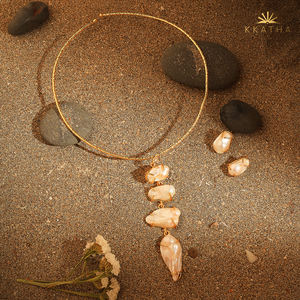 Collier ras-de-cou artisanal en laiton avec perles d'eau douce en forme de goutte et chaîne à maillons |   Cadeau de luxe pour femmes, création de designer - Product Image 1