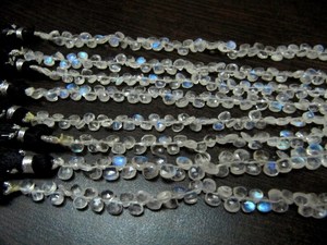 Piedra lunar arcoíris blanca natural de 4 a 8mm en forma de corazón Briolette Beads Strand 8 pulgadas de largo - Product Image 2