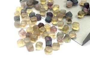 Hermosas piedras preciosas de cristal de fluorita sueltas coloridas 50 piezas 6-8 MM joyería en bruto de fluorita genuina sin tratar Natural - Product Image 2