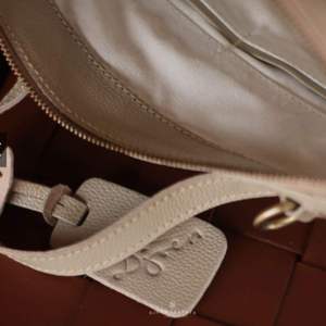 Sac à main en cuir crème élégant pour femme Sac à main en cuir structuré intemporel avec design minimaliste Classique de tous les jours - Product Image 4