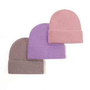 Chapeau beanie en tricot réversible à logo personnalisé en gros, chapeau d'hiver uni, chapeau pour activités de plein air, tissu commun pour les voyages - Product Image 1