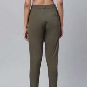 Pantalon athlétique pour femme avec cordon de serrage à la taille et poches latérales, parfait pour la course, le fitness et le yoga - Product Image 2