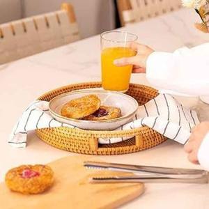 Bandeja para servir comida de ratán tejida a mano con asas de madera para cocina, decoración del hogar y uso de almacenamiento - Product Image 3