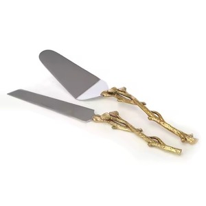Servidores de pastel de metal dorado de acero inoxidable con mango en relieve y juego de cuchillos para pastel - Product Image 6