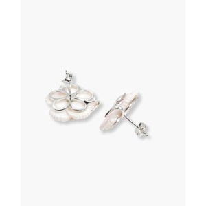 Pendientes de Acero Inoxidable con Baño de Rodio, con Flor Tallada y Perla de Agua Dulce - Product Image 3
