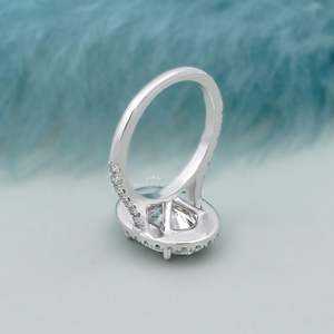 Anillo de Compromiso de Oro Blanco con Diamante Ovalado Natural con Certificación IGI EF/VS DE/VVS y Banda Pavé para Mujer - Product Image 4