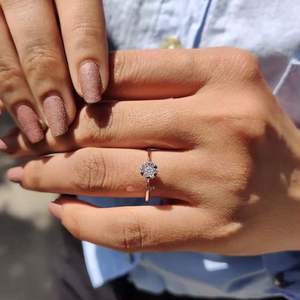 แหวนเพชรเลี้ยงในห้องปฏิบัติการ งานฝีมือ ดีไซน์วงเรียบขัดเงา ออกแบบมาสำหรับเจ้าสาวยุคใหม่และโอกาสพิเศษ จากประเทศอินเดีย - Product Image 3