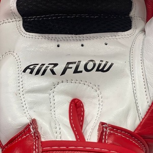 Gants de boxe Muay Thai rouges personnalisés en gros pour la vente, avec logo personnalisé, pour le sparring, le punching, les arts martiaux et le MMA - Product Image 2