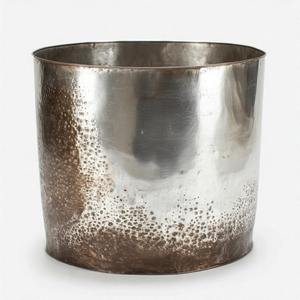 Maceta de plata de alto brillo en forma martillada tradicional hecha para esquinas de sala de estar o temas de decoración navideña - Product Image 2