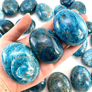 Vente en gros de pierre de palme d'apatite bleue naturelle sculptée pierre de poche de méditation Reiki pour le Feng Shui polie pour la guérison de style d'amour - Product Image 3