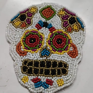 Sous-verres en perles blanches faits à la main de qualité supérieure, crâne brodé de perles, applique de crâne, décoration personnalisée pour la mode et la maison - Product Image 1