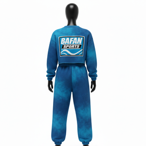Ensemble femme en molleton de coton et polyester 320 GSM de haute qualité, crop top et pantalon jogger bleu océan tie-dye, logo personnalisé par transfert thermique. - Product Image 2