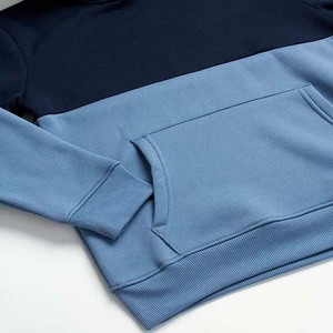 เสื้อฮู้ดดี้ผู้ชายปักโลโก้สีตัดกัน แขนยาว ผ้าฝ้ายฟลีซ สไตล์สตรีทแวร์สำหรับฤดูหนาว - Product Image 4