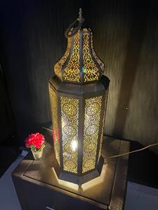 Farol de latón de inspiración marroquí hecho a mano de lujo hecho de hierro de 10 pulgadas de altura con acabado dorado y estilos perforados por KSN - Product Image 3