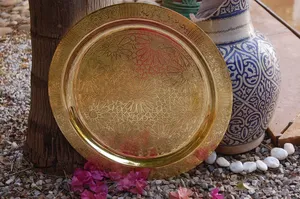 Bandeja de servicio de latón artesanal con diseño de mandala en relieve y bordes reforzados para mayor durabilidad disponible al mejor precio - Product Image 5