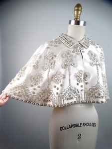 ผ้าคลุมบูร์เลสก์ประดับลูกปัดและเลื่อม ติดตั้งที่คอ สวยงาม เหมาะสำหรับงานเฉลิมฉลอง ทรงตรง ผลิตจากโพลีเอสเตอร์ สำหรับผู้ใหญ่ - Product Image 3