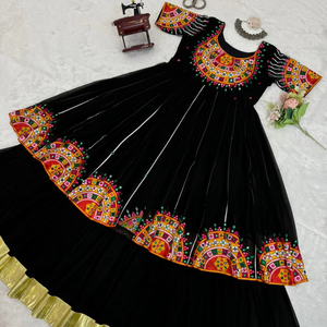 Navratri Special Top-Lehenga con Secuencia de punto chino - Product Image 1