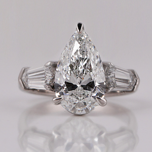 Anillo de compromiso de tres piedras de diamante cultivado en laboratorio de corte de pera personalizado con diamante de corte teper anillo de regalo de aniversario de oro sólido de 10KT - Product Image 1
