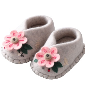 Pantoufles en feutre gris faites à la main ornées de fleurs en feutre-Chaussures confortables en laine pour femmes-Pantoufles feutrées grises écologiques - Product Image 1