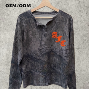 T-shirt personalizzata stampata <span class=keywords><strong>in</strong></span> tessuto waffle mimetico a maniche lunghe con collo Henley, lavaggio vintage, logo ricamato, streetwear da uomo per un look urbano - Product Image 1