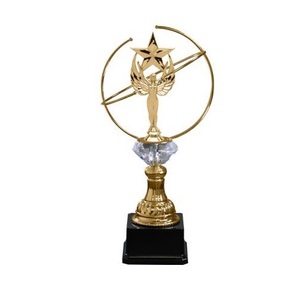 Atractivo trofeo de metal de diseñador con tallado especial ideal para espectáculos culturales, concursos literarios y exposiciones - Product Image 1