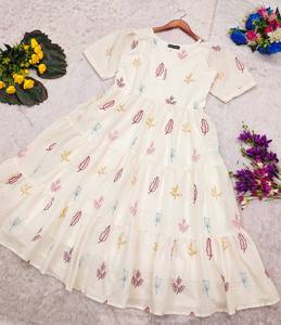 Vestido largo bohemio de moda para mujer Vestido largo con estampado floral escalonado con mangas abullonadas para un aspecto informal y de viaje - Product Image 5