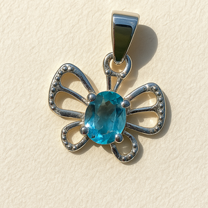 Pendentif papillon en topaze bleue naturelle à 100 %, modèle 218 de Rhaya Jewels, design minimaliste unisexe, plaqué rhodium, pendentifs fins, breloques - Product Image 1