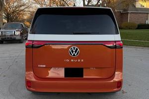 2025 I D. B U Z AWD Sedán de Doble Motor con Neumáticos R18, Asientos de Cuero, Batería de Litio, 6 Plazas y Techo Panorámico - Product Image 2