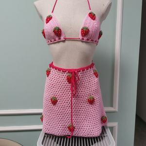 Nouvel ensemble de maillot de bain 2 pièces sexy en crochet fait main, style européen-américain, avec jupe, couvre-bouteille, chapeau et bandanas, motif fraise, pour l'été - Product Image 3