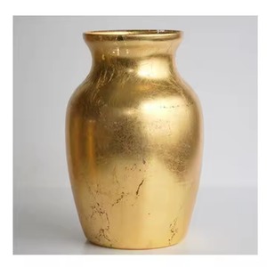 Pot Design Vase En Métal Dans Une Finition Classique Parfait Pour La Décoration Intérieure Arrangements Floraux Et Accents De Table - Product Image 6