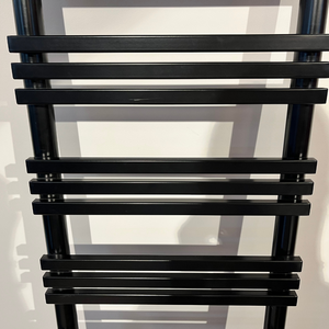 Radiador de toallas independiente de la marca italiana Premium, con peldaños planos en acero negro mate, moderno, para un calefacción eficiente - Product Image 5