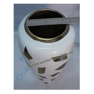 Florero de aluminio elegante de alta calidad al por mayor para la decoración de la sala de estar del hotel casero maceta en el precio asequible - Product Image 5