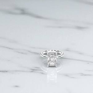 Anillo de compromiso solitario de moissanita con corte radiante y redondo de 2.17 quilates E-F/VVS VS, hecho en platino para mujer - Product Image 2