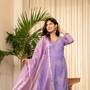 Broderie complète conçue pour les vêtements de fête Mul Chanderi Broderie Travail A-ligne Anarkali Top et pantalon avec Banarasi Jacquard Dupatta - Product Image 1