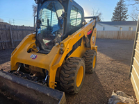 Chargeuse compacte sur pneus CAT 236D, moteur DIT (turbo) 74 ch, faible nombre d'heures (722), poids opérationnel de 6559 lb
