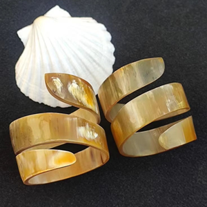 Bracelets en corne naturelle sculptée pour femmes, faits à la main, écologiques, accessoires de bijoux de mode durables uniques par artisanat de luxe - Product Image 3