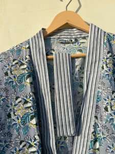 ชุดกิโมโนพิมพ์ลายดอกไม้ทำมือจากอินเดีย ระบายอากาศได้ดี แห้งเร็ว เหมาะสำหรับใส่ลำลองไปเที่ยวชายหาด วันหยุดพักผ่อน ผ้าฝ้าย 100% สำหรับฤดูใบไม้ผลิและฤดูใบไม้ร่วง - Product Image 2