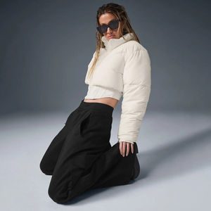 2025 mujeres a prueba de viento ligero acolchado burbuja Puffer chaquetas personalizadas recortadas Boxy Puffy acolchado abrigos de invierno para mujeres - Product Image 3