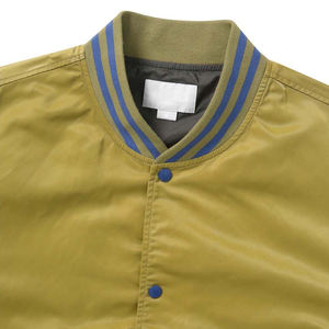 เสื้อแจ็กเก็ตบอมเบอร์แบบเบสบอลสำหรับผู้ชายเสื้อทีมโพลีเอสเตอร์สีแดงเบอร์กันดีผ้าซาติน - Product Image 4